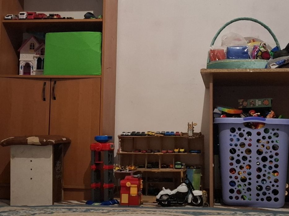 Продам  машинки разные