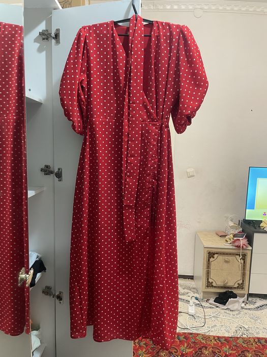 Платья красная с горошками