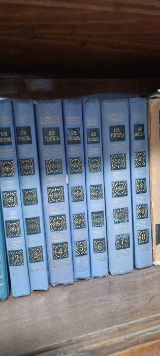 Продаются книги.