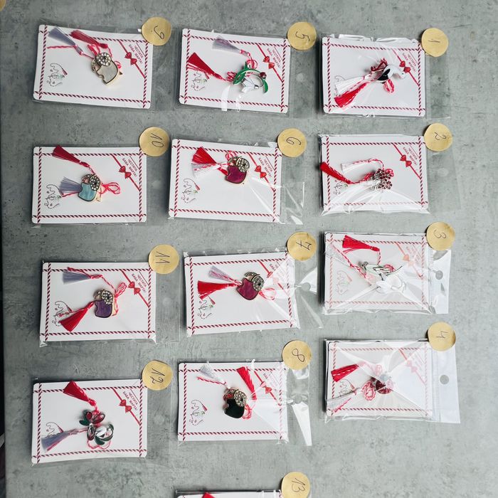 ТОП Ръчно изработени красиви мартеници брошки с пискюл