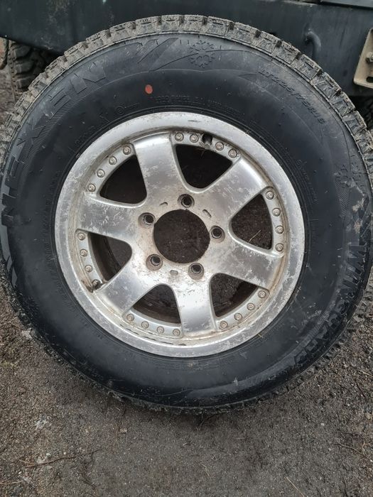 Продам комплект зимней резины 225 75 r16