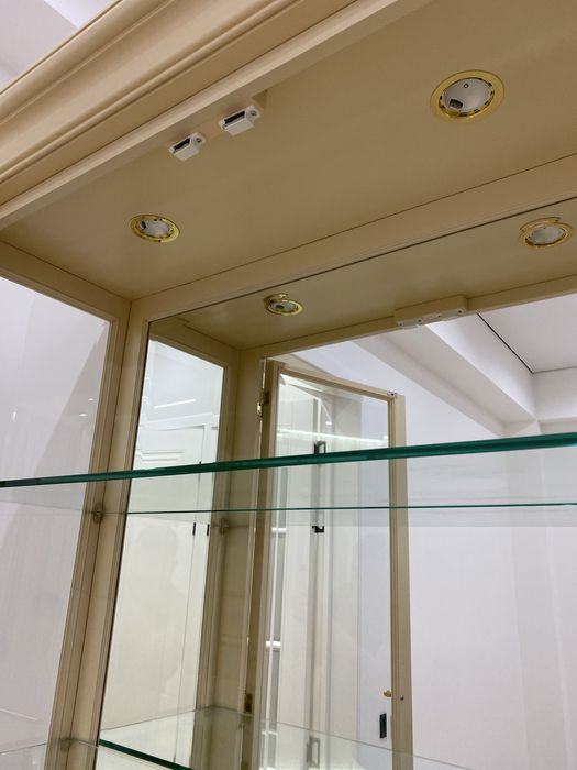 Сервант-витрина с подсветкой