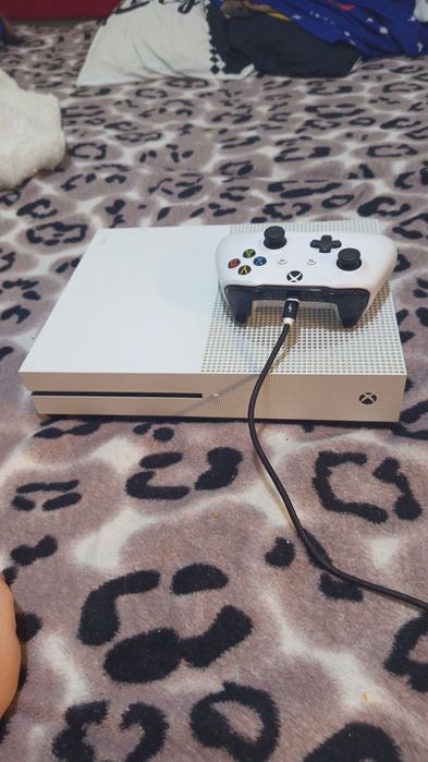 Vând Xbox one s 1 tb