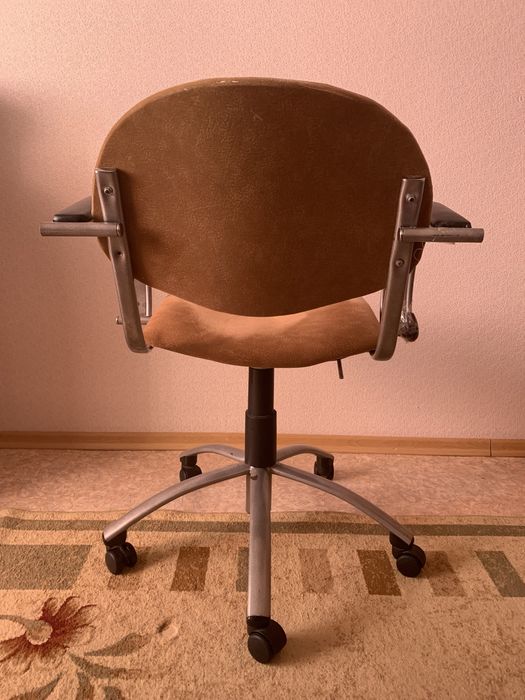 Стул на колесиках