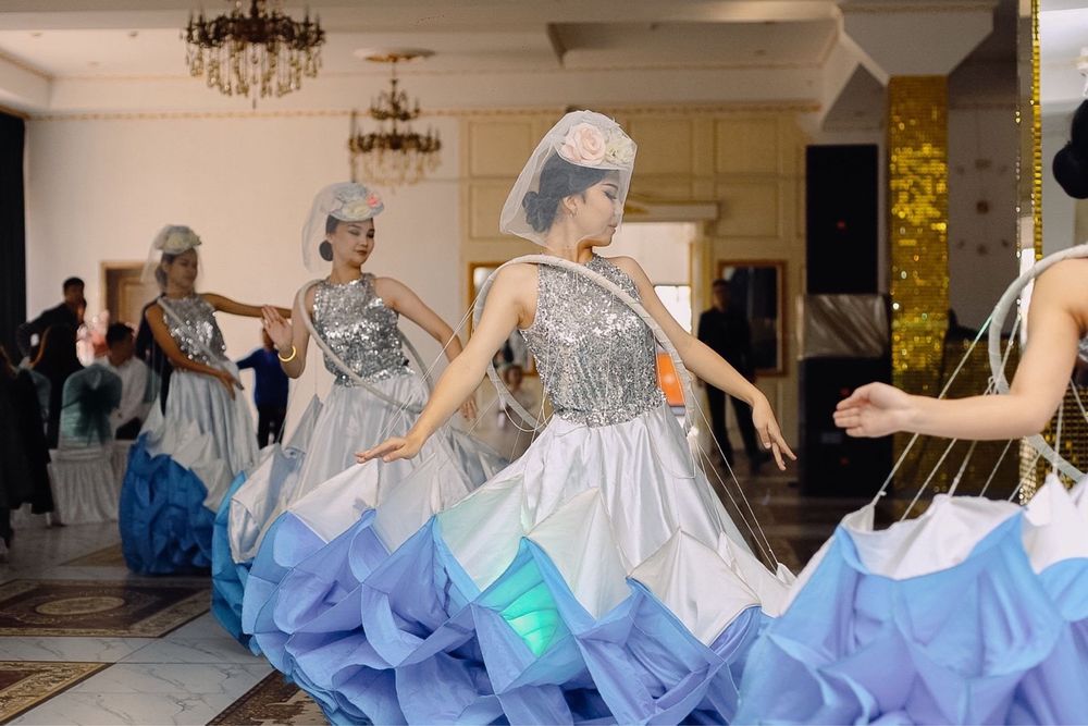 Әдемі би костюмдері сатылымда