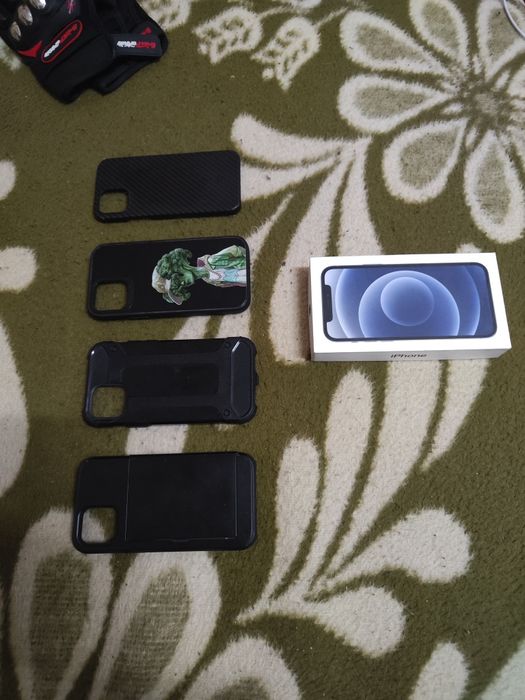 iPhone 12 – 128 GB | Cutie originală | Baterie nouă | 4 huse inclus