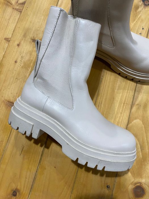 Боти Zara от естествена кожа с груба подметка в светло бежово