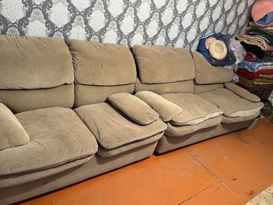 Диван с коеслами