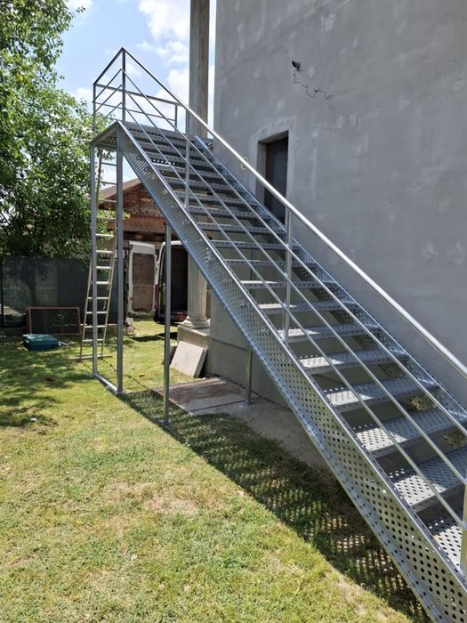 Scări metalice zincate