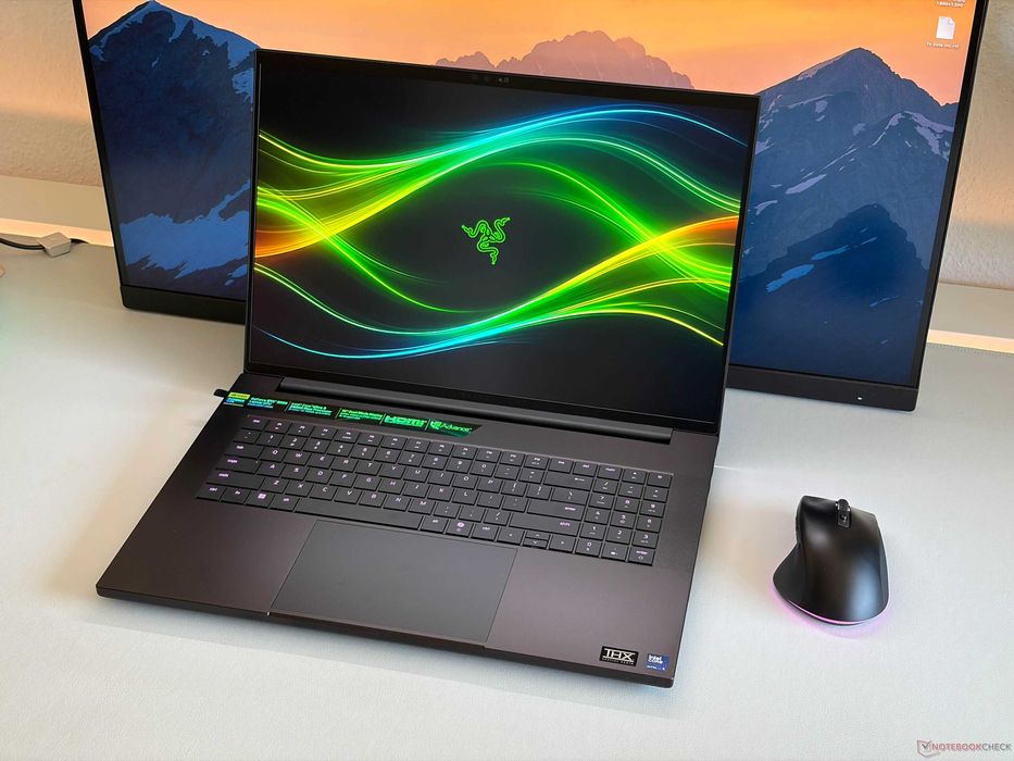 Laptop Gaming RAZER Blade 18 Dual UHD+ 240Hz/ FHD+ 440Hz Ultra 9 275HX 64GB Ram Nvidia RTX 5090 4TB Nou Sigilat Firma AlienStore Factura Garantie 2Ani