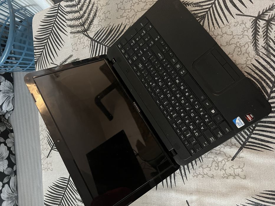 Лаптоп Toshiba със зарядно