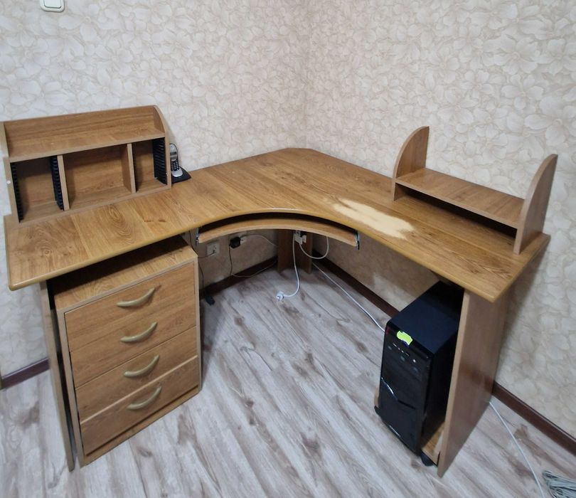 Стол компьютерный 1.5 х 1.35м