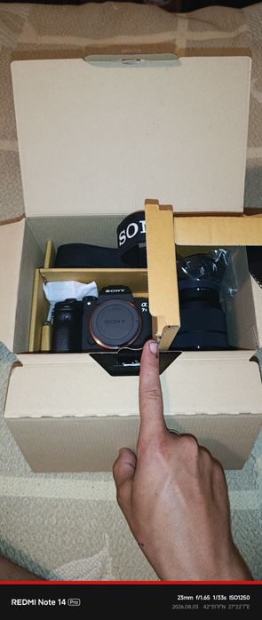 Продавам  Sony A7 III Kit (с обектив) + Светкавица Meike MK320