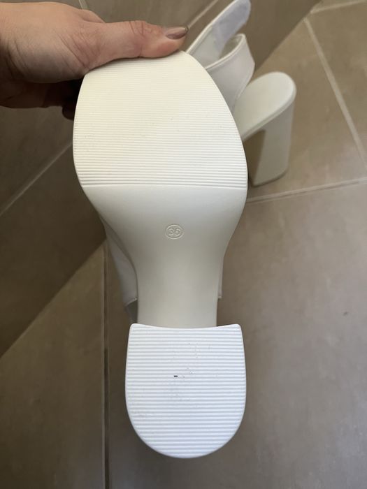 Бели високи обувки с лепенка