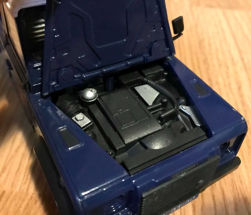 Macheta Land Rover Defender 1 24 Jandarmerija pentru piese proiect