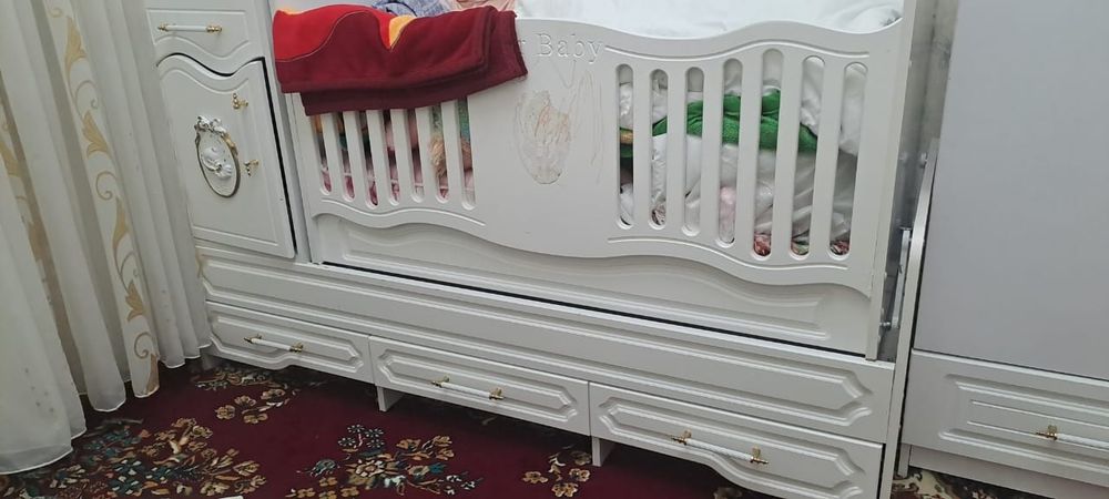 Детская кровать с дополнительными полками