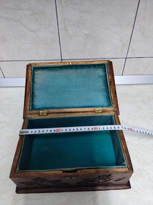 Caseta, cutie veche sculptata, din lemn masiv