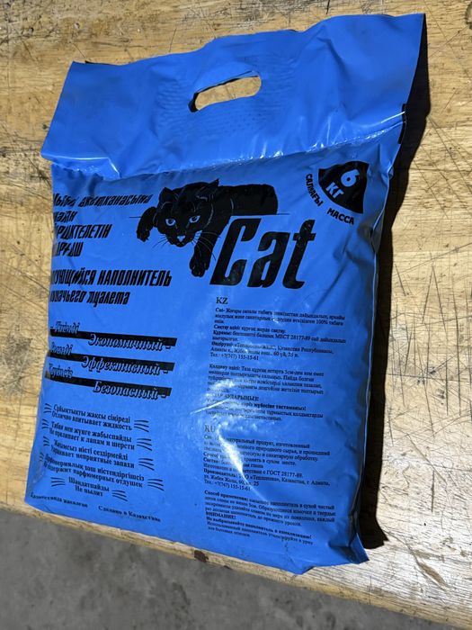 В продаже кошачий наполнитель