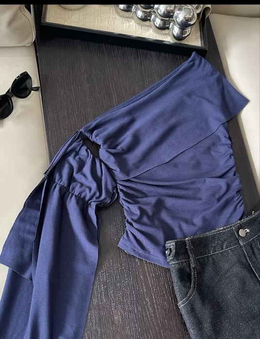 топ с открытым плечом