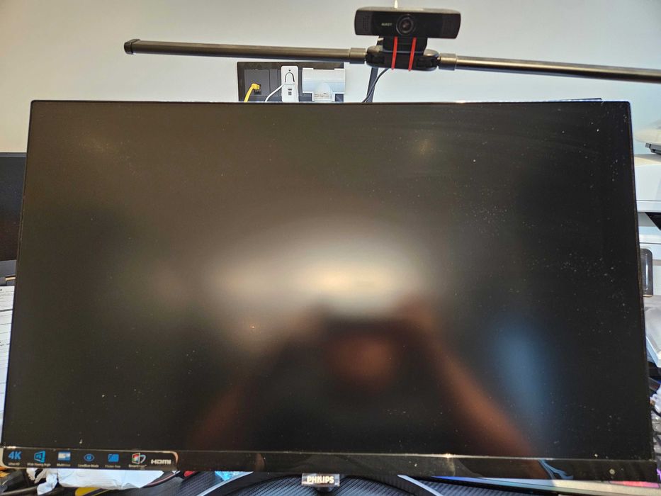 Продавам монитор 4К с козметични забележки Philips 276E8V