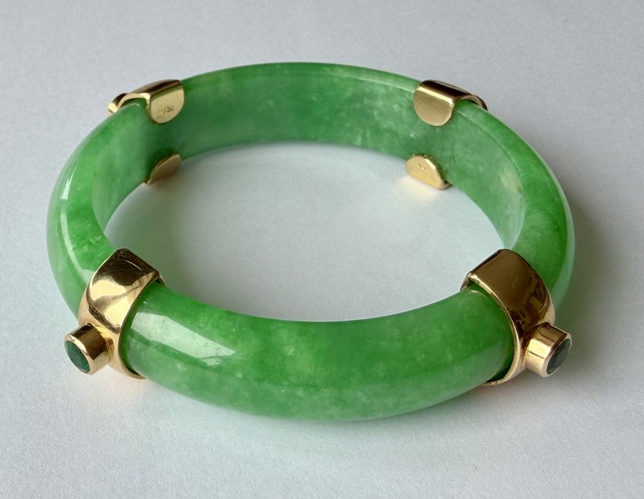 Жадеит  гривна JADE , 18 карата злато
