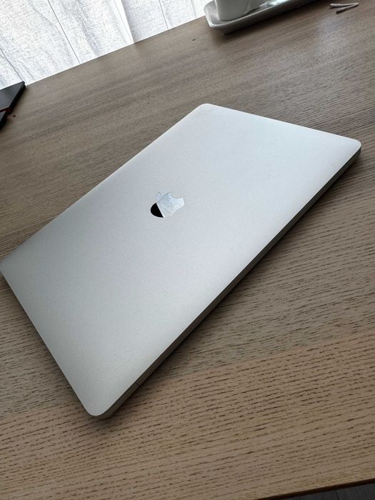 MacBook Pro 13” (2017) – i5 / 8GB / 256GB SSD