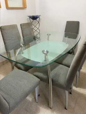 Стъклена маса за хранене