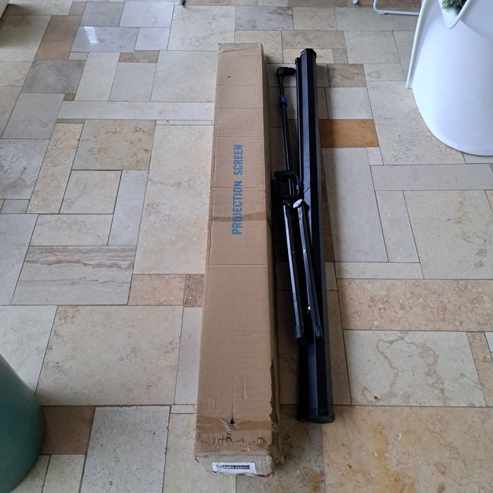 Ecran de proiecție-videoproiector cu trepied diagonala 2,25 m.