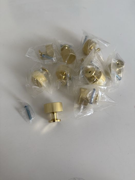 Butoni mobilier moderni aurii