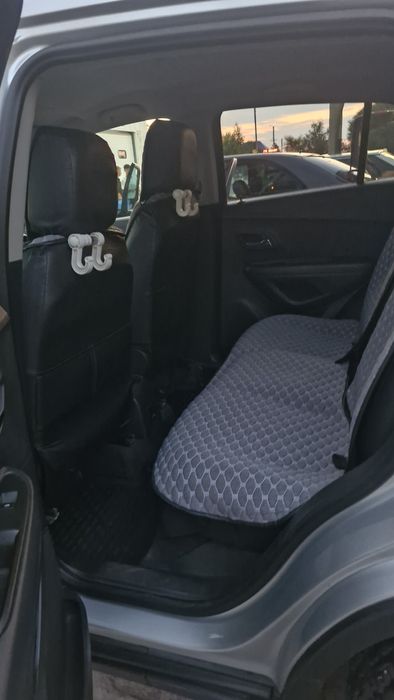 Машина кроссовер Шевроле Трекер