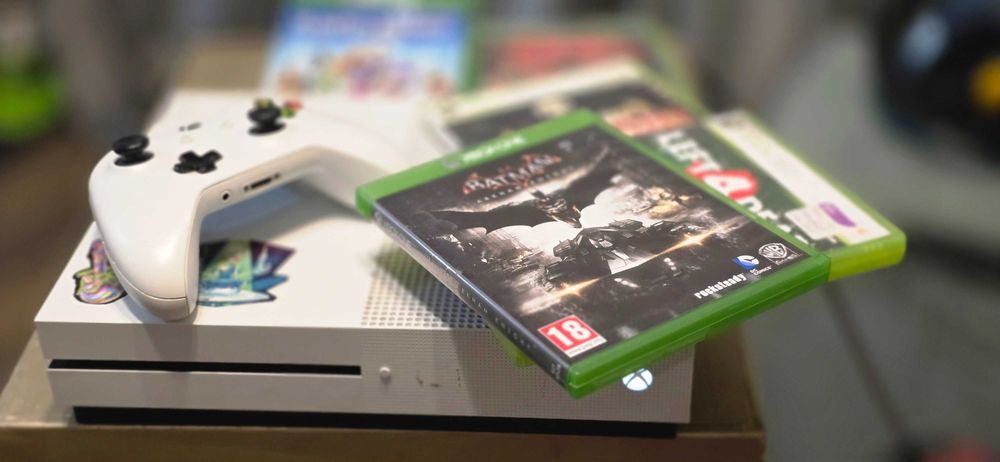 Xbox one s 1 tb + 1 maneta si jocuri
