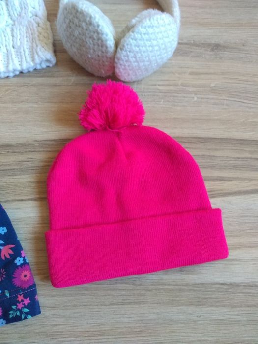 Лот от зимни шапки