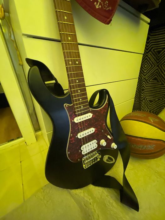 Продаю гитару cort g110