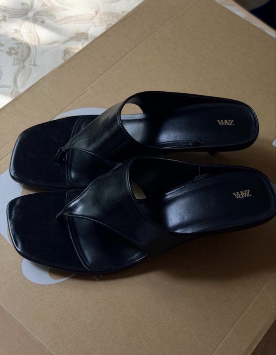 Черные босоножки ZARA