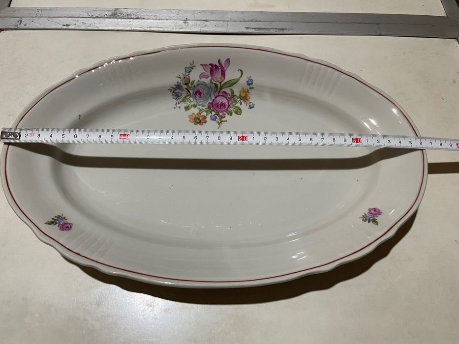 Голямо елипсовидно, порцеланово плато с маркировка.