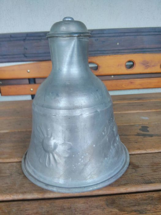 Продавам много стар Гюм за мляко ръчно декориран с флорални мотиви