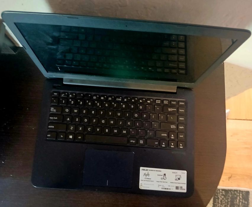 Vând leptop Asus nou utilizat nu mai de 2 ori