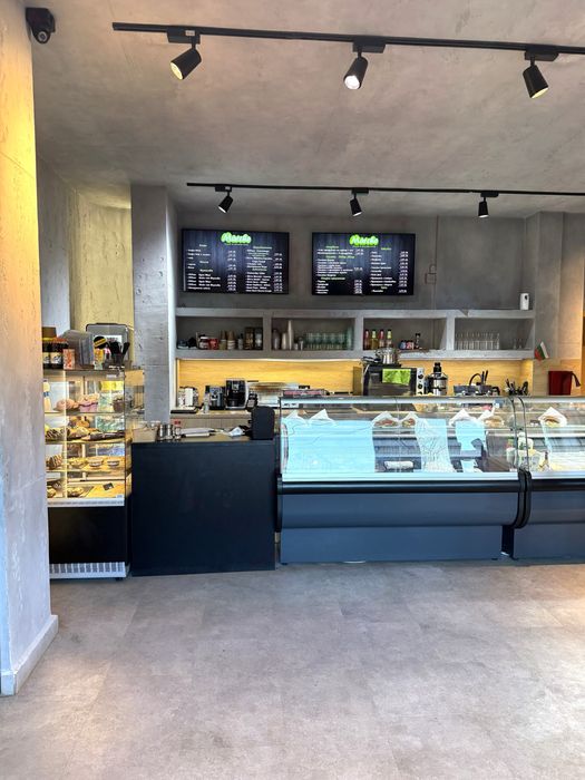 Продава се напълно обзаведен кулинарен магазин