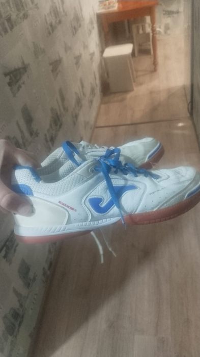 продам футзалки белые joma