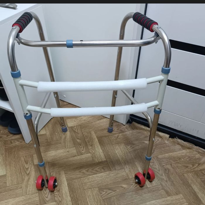 Продаются ходунки новые