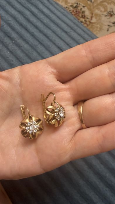 Продам золотые серьги