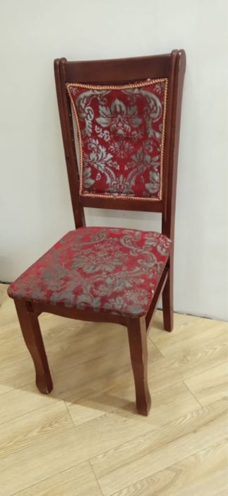 Стол и стулья 6 штук .