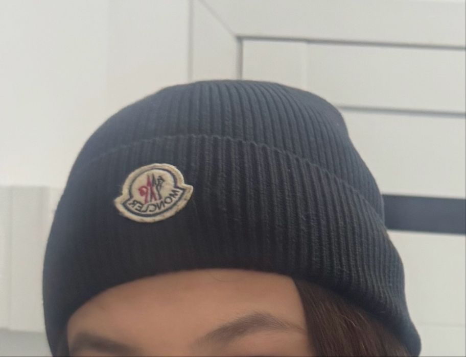 Шапка Moncler.