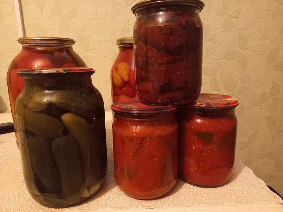 Домашняя засолка и листья базилика.