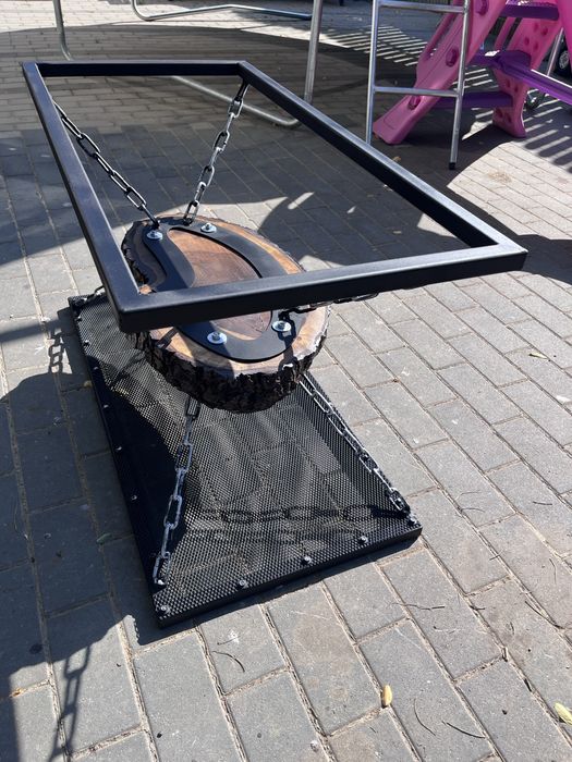 Masa levitationala stil indistrial, lemn nuc cu lanturi