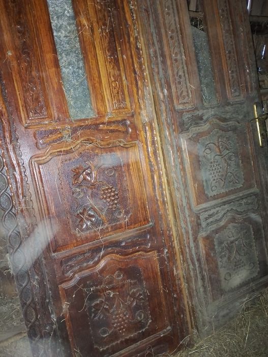 Ușa sculptată ,din lemn de frasin,din două părți,