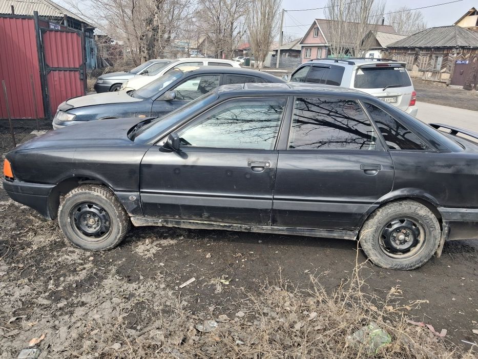 Автомобиль ауди 80
