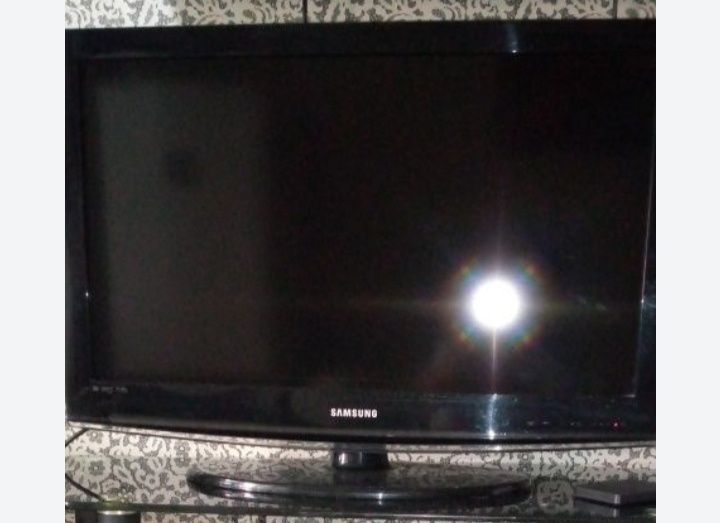 Телевизор ЖК Samsung в идеальном состоянии