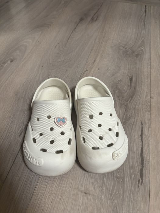 Papuci crocks albi cu charms