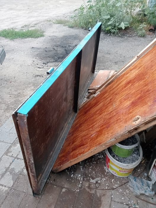 Металлическая дверь